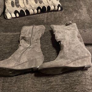 Cute grey wedge boots, quilted on inside